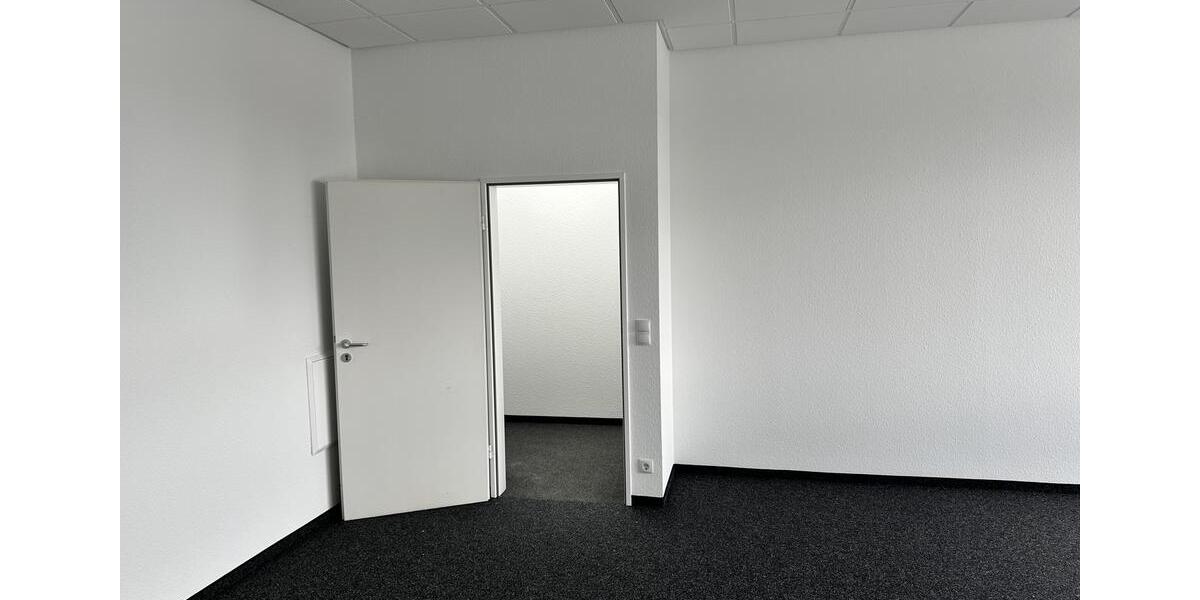 Neuwertiges Büro (ca. 42qm) mit Blick auf den Moritzberg in der Industriestraße 23a zimmer