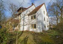 Lukrative Kapitalanlage. Großzügige Wohnung mit Garage und romantischem Garten.