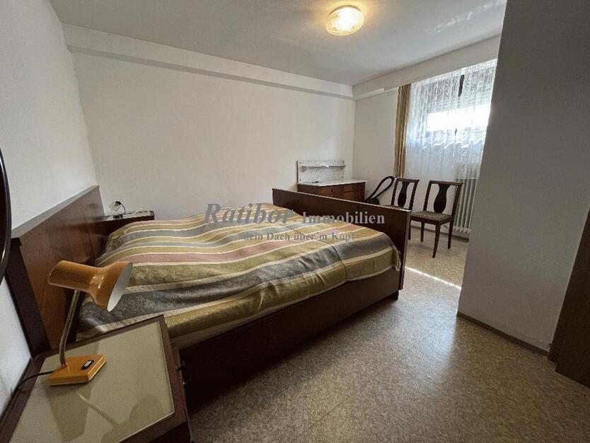 Sehr gepflegtes, geräumiges 3-Familienhaus mit 2 Doppelgaragen in begehrter Wohnlage in Roth OT 11 zimmer