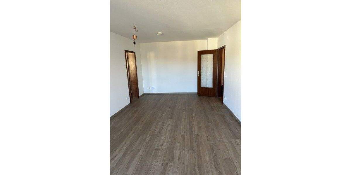 Helle, teilrenovierte 2-Zimmerwohnung - Frisch gestrichen - Neue Böden - TG-Stellplatz - Balkon 2 zimmer