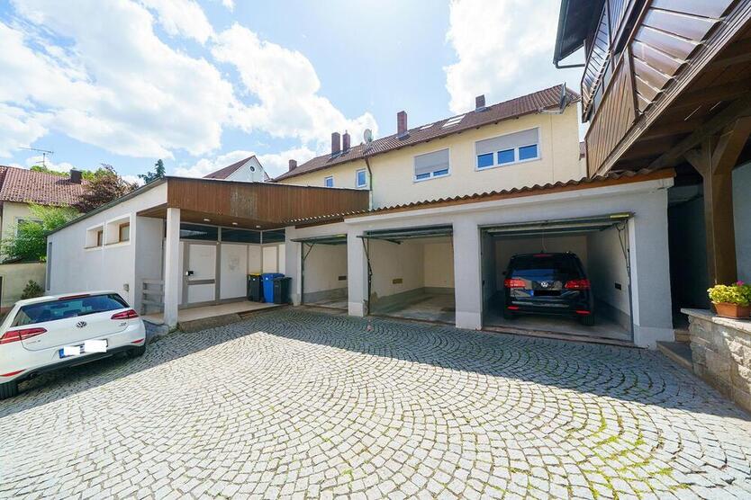 Gepflegtes Vierparteienwohnhaus zzgl. Garagen und Gewerbeeinheit! 13 zimmer