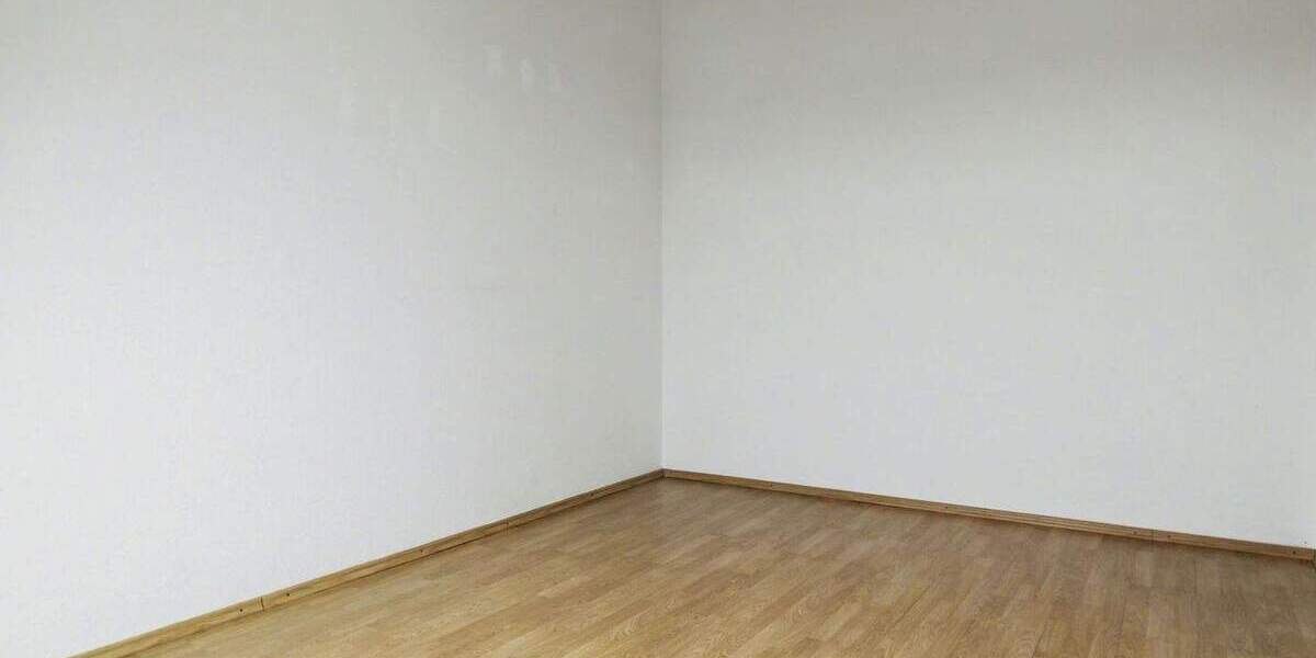 Stilvolle, 1996 ausgebaute, Dachgeschosswohnung mit Kamin, Loggia und Weitblick 2 zimmer