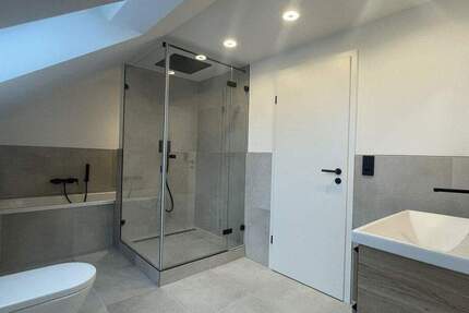 Hochwertige, energetisch sanierte 4-Zimmer-DG-Wohnung mit Balkon und 2 Stellplätzen 4 zimmer