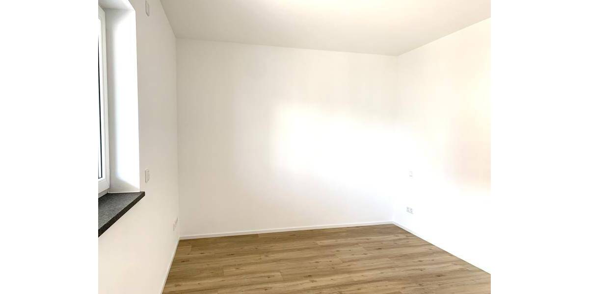 FÜ: Erstbezug! Schöne, helle 2-Zi-Whg (1.OG) mit EBK, Balkon, Aufzug + TG-Stellplatz 2 zimmer