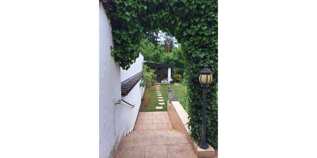 Großzügige Doppelhaushälfte mit großem Garten, 2 Einzelgaragen und Sauna 6 zimmer