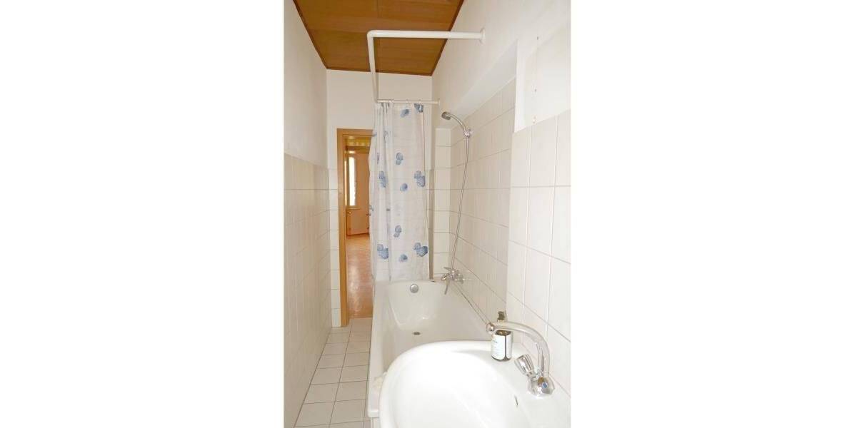 N-Rabus: Gut geschnittene 3-Zi-Whg (3.OG oh. Lift), Parkett, EBK, Balkon - sanierungsbedürftig 3 zimmer