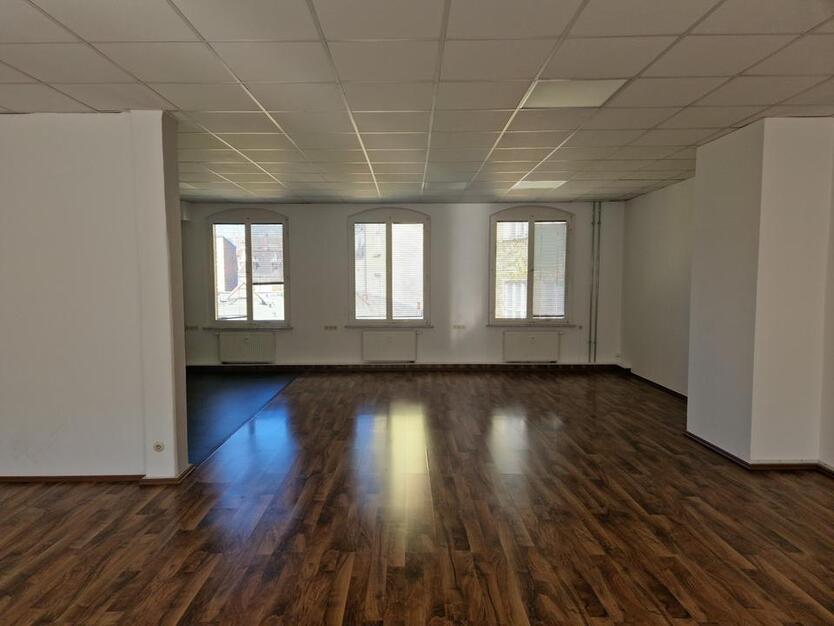 3-Zimmer-Wohnung mit großem Wohnzimmer und offener Küche in Fürth zimmer