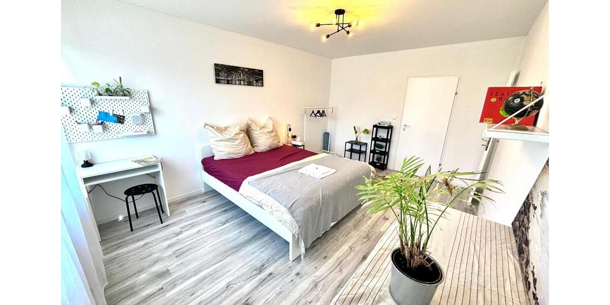 3-Zi.-Gartenwohnung: Renoviert, teilmöbliert, EBK, Balkon, Stpl. 3 zimmer