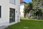 Wohnen plus Mehrwert in ruhiger Lage! Wohnen auf zwei Etagen mit Garten und gelebter Vielseitigkeit im UG! Bezug in Kürze!