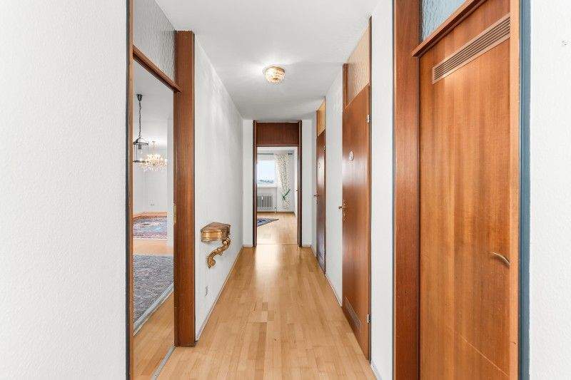 Großzügige Wohnung mit 5,5 Zimmern - Grandioser Ausblick - Zwei Loggien - TG -Stellplatz 5 zimmer