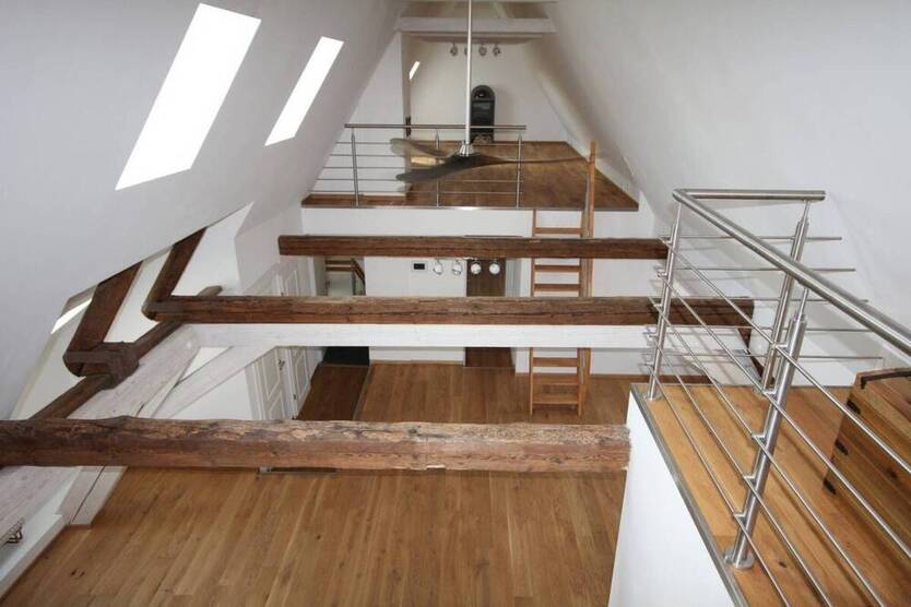 Außergewöhnliche, hochwertig ausgebaute 4-Zimmer-Galerie-Wohnung, ca. 150 m² Wohn- Nutzfläche, niedrige Nebenkosten