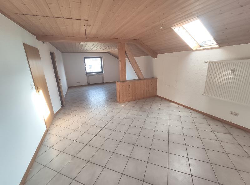 3 Zi. DG Wohnung mit Küche, Gartenmitbenutzung und Stellplatz - Etagenwohnung Weisendorf | Angebot:24351111