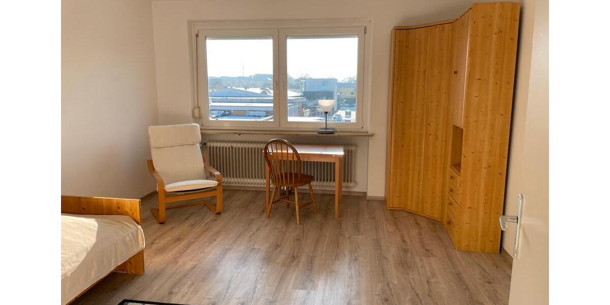 Helle 4-Zimmer Wohnung für WG zu vermieten . Einzelzimmer ab: 4 zimmer