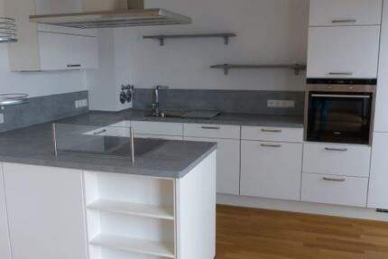 Hochwertig ausgestattete 2 Zimmer-Wohnung mit moderner Einbauküche, Parkettboden, sehr schönem Balkon, Duschbad, Aufzug + TG-Stellplatz 2 zimmer