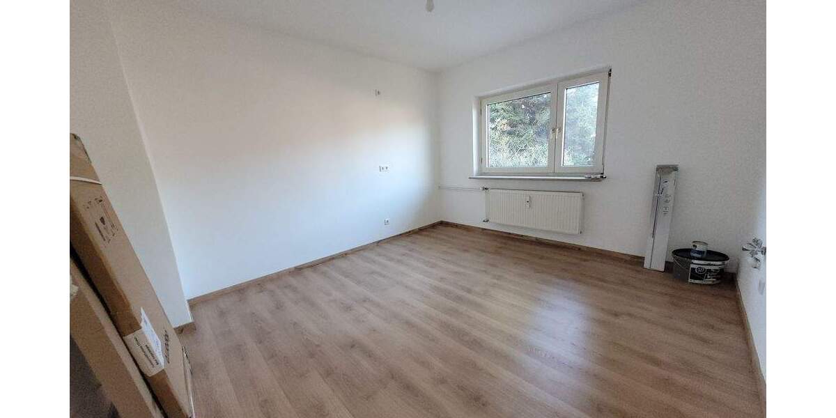 * CHARMANT - NEU RENOVIERT - SOFORT BEZUGSFÄHIG * schöne 3 Zi.-Wohnung mit GARAGE in SC-WOLKERSDORF 3 zimmer