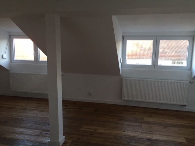 Neuwertige 3-Zimmer-DG-Wohnung mit Loggia und KFZ-Stellplatz Nbg-Schweinau 3 zimmer