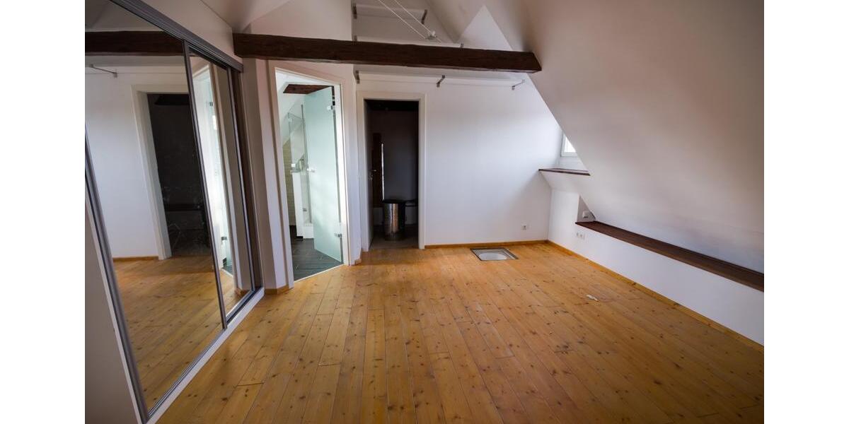 Charmante DG-Maisonette-Wohnung mit exkl. Ausstattung in Bruck 2.5 zimmer