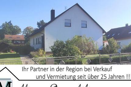 Großes Einfamilienhaus mit Doppelgarage und großem Garten