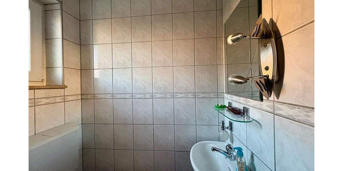 Hier wohnt man gern: Kinder willkommen...Großzügiges REH in ER-Eltersdorf 8 zimmer