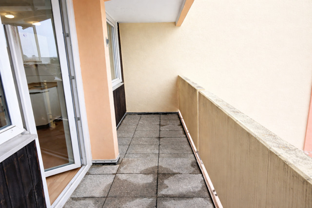 Provisionsfrei & leerstehend: Stilvoll sanierte 1,5-Zimmer-Wohnung mit großer Loggia (Erbbaurecht) 1 zimmer