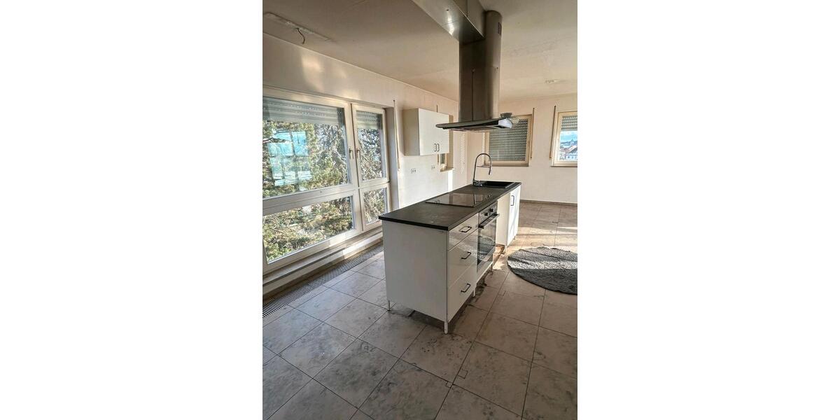 Großes Einfamilienhaus über drei Stockwerke 6 zimmer