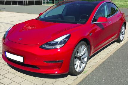 Tesla Model 3 46.884 km 28.499 € Herzogenaurach 91074