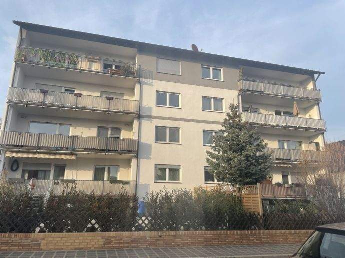 Erstbezug! 2 Zimmer DG Wohnung mit Sonnenloggia zum Wohlfühlen, neue Böden, neues Bad, saniert!