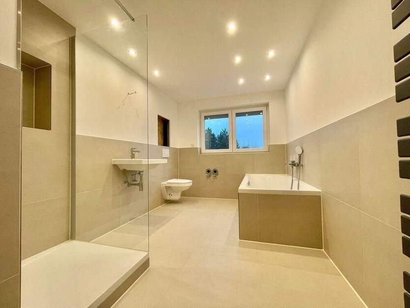 Erstbezug! 2 Zimmer DG Wohnung mit Sonnenloggia zum Wohlfühlen, neue Böden, neues Bad, saniert!