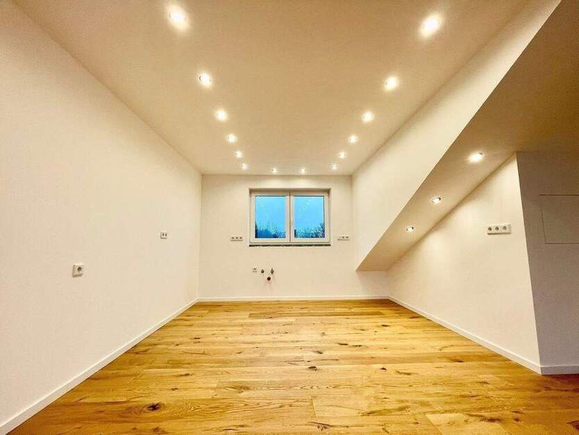 Erstbezug! 2 Zimmer DG Wohnung mit Sonnenloggia zum Wohlfühlen, neue Böden, neues Bad, saniert!