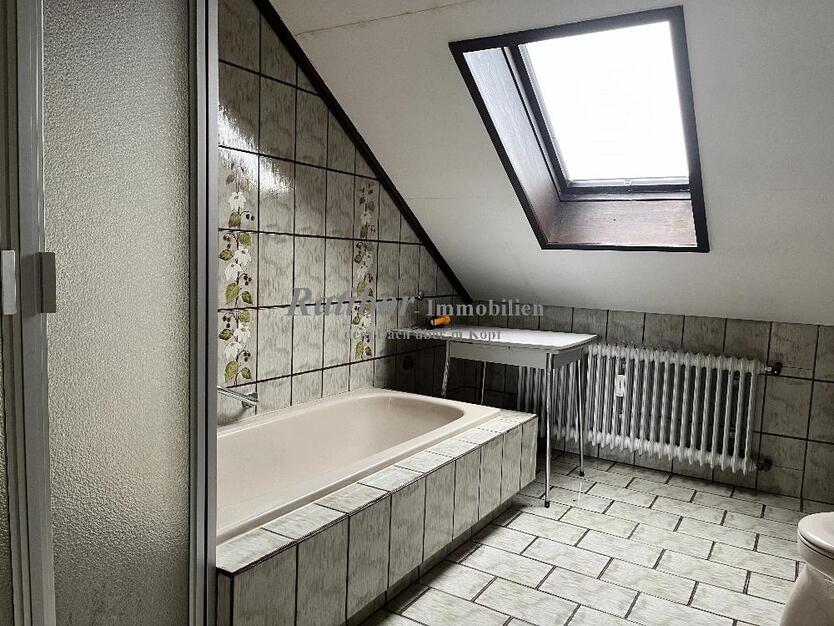 Sehr gepflegtes, geräumiges 3-Familienhaus mit 2 Doppelgaragen in begehrter Wohnlage in Roth OT 11 zimmer