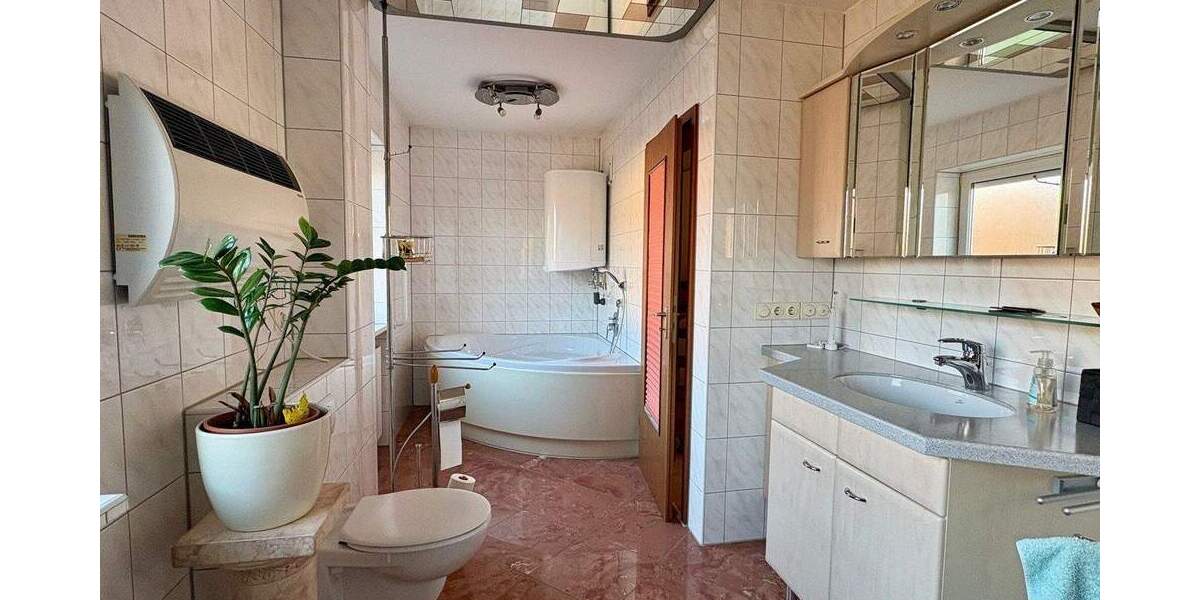 Hier wohnt man gern: Kinder willkommen...Großzügiges REH in ER-Eltersdorf 8 zimmer