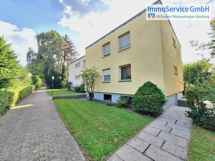 Renovierte 3-Zimmer Wohnung im Hochparterre mit Balkon und Einzelgarage