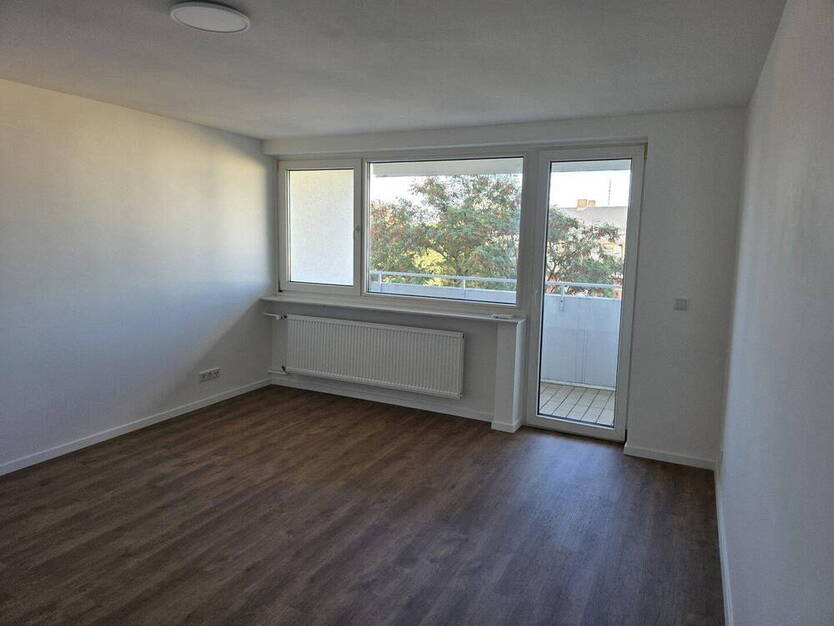 PROVISIONSFREI Attraktive, komplett renovierte 2-Zimmer-Wohnung mit Balkon zentrale Lage in Fürth