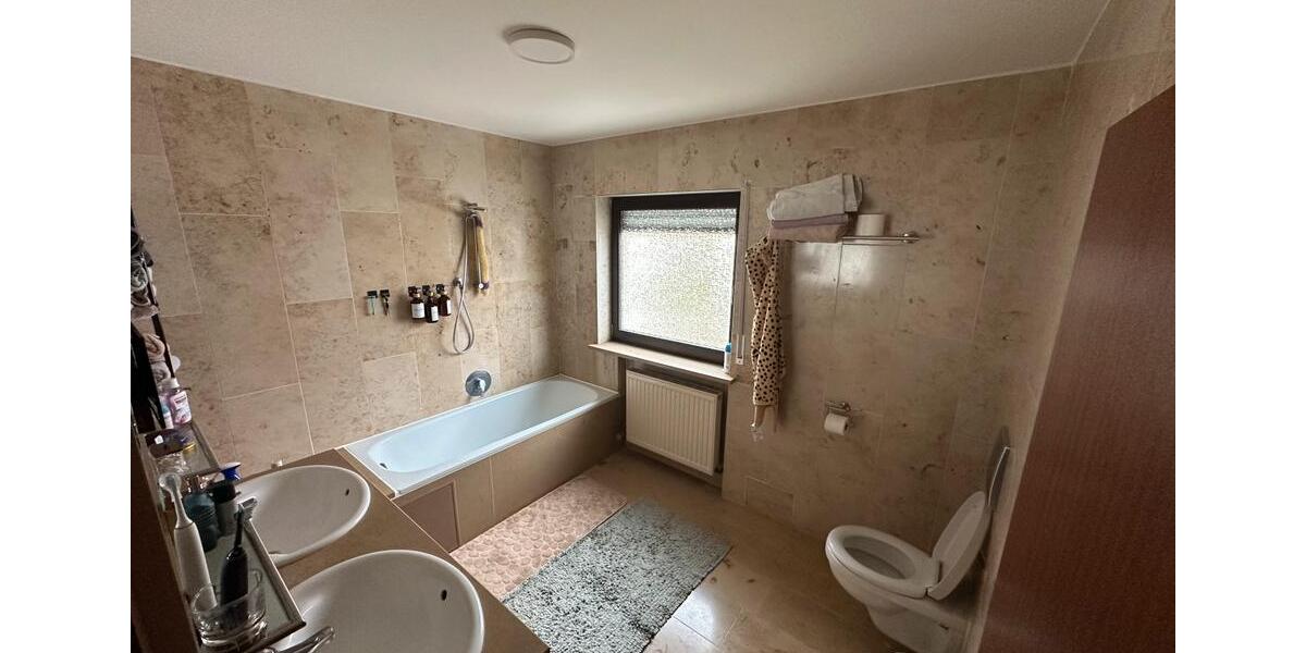 Traumhafte Doppelhaushälfte mit Garten, Terrasse und Garage 4 zimmer