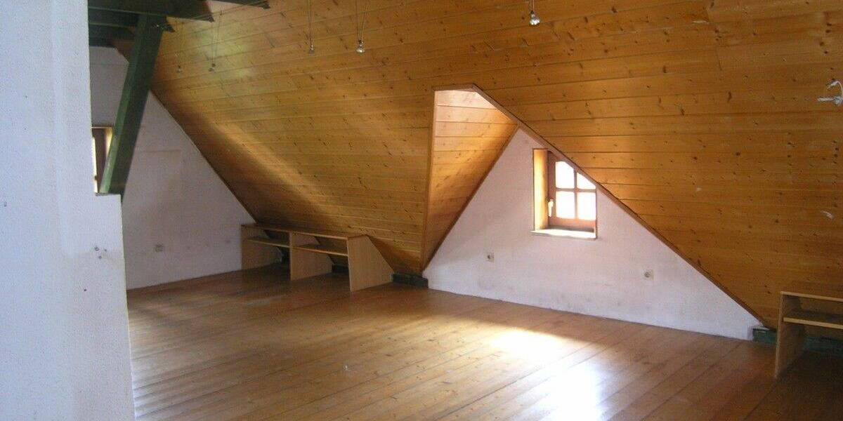 1-Familien-Haus idyllisch gelegen mit Nebengebäude, Garage und PKW-Stellplatz 6 zimmer