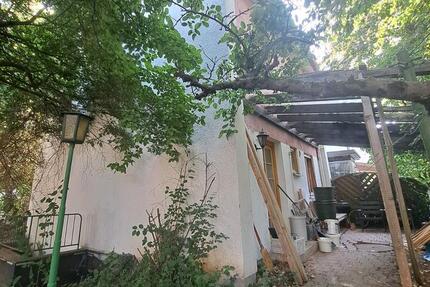 Doppelhaushälfte mit Charm in einem wild-grünem Ambiente in 92237 zimmer