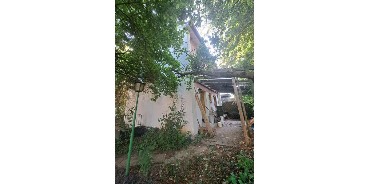 Doppelhaushälfte mit Charm in einem wild-grünem Ambiente in 92237 zimmer