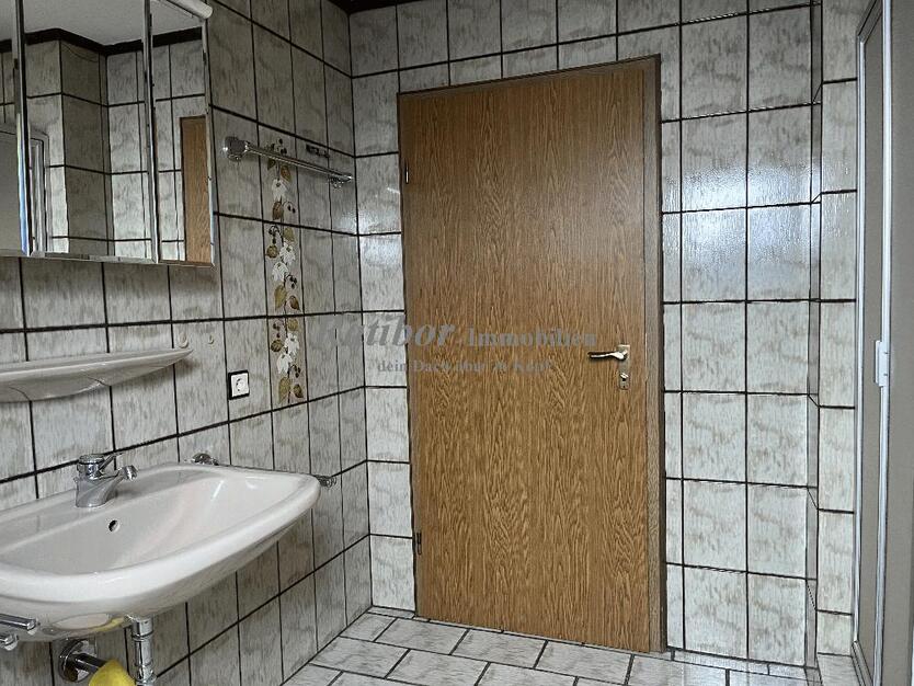 Sehr gepflegtes, geräumiges 3-Familienhaus mit 2 Doppelgaragen in begehrter Wohnlage in Roth OT 11 zimmer