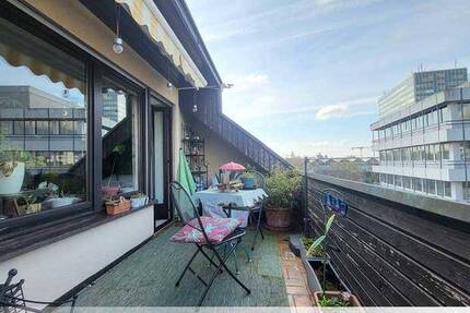Die Erlanger City im Blick!!! Sonnige 3-Zimmer-DG-Wohnung mit Balkon & Einbauküche zur Miete