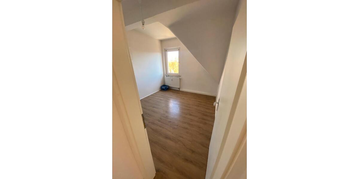 Dachgeschoßwohnung Nürnberg Gleißhammer - 5 Zimmer, 136 m&sup2;, 1.600&euro; | Angebot:27565331