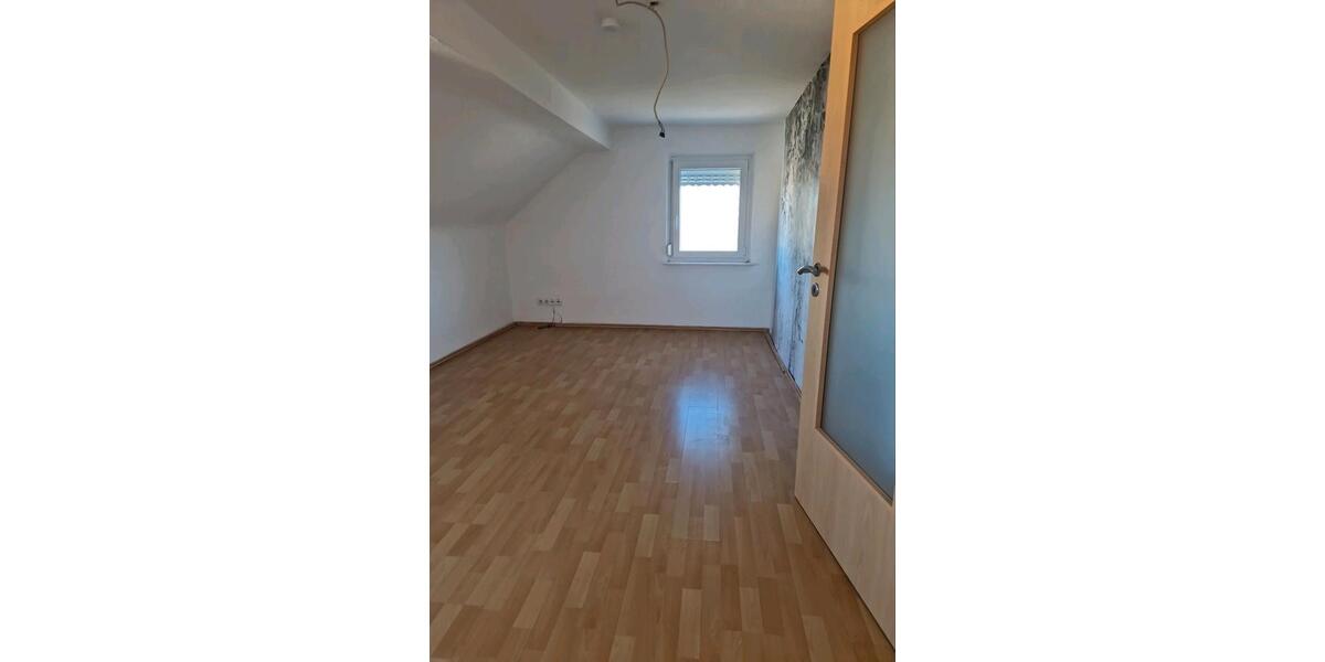 Dachgeschoßwohnung Forchheim - 3 Zimmer, 75 m&sup2;, 800&euro; | Angebot:26391725