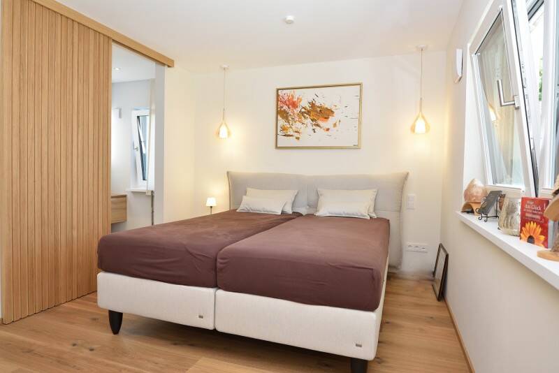 Exklusive GartenWohnung 112 m², lichterfülltes Wohnen mit 3 Zimmer und 2 TG Stellplätzen und vielen Extras, fast wie Erstbezug