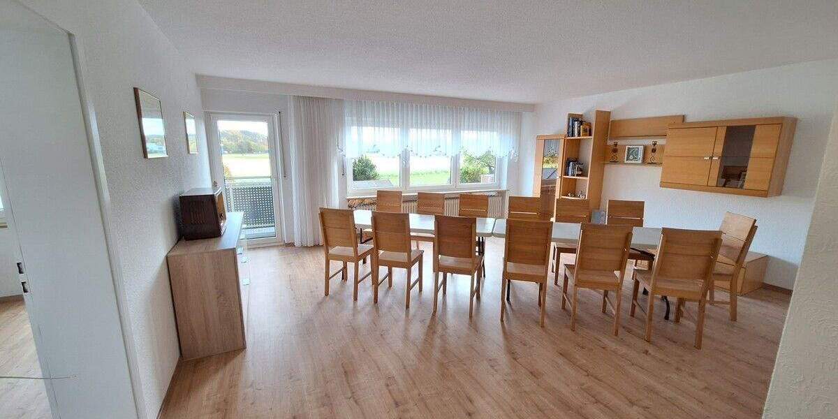 Freiwerdendes Zweifamilienhaus mit Garage in Toplage am Feldrand 6 zimmer