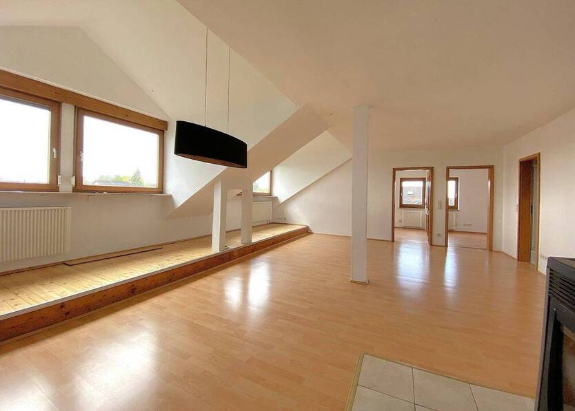 Helle 4-Zimmer-DG-Wohnung mit 106 m², Gartenanteil und Garage