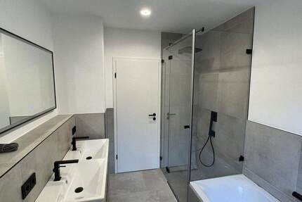 Hochwertige, energetisch sanierte 5-Zimmer-EG-Wohnung mit Balkon, Garten u. 2 Garagenstellplätzen 5 zimmer