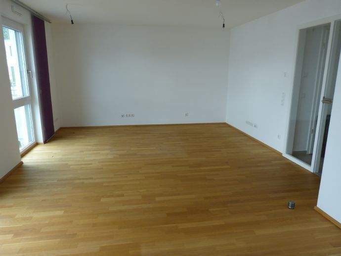 Hochwertig ausgestattete 2 Zimmer-Wohnung mit moderner Einbauküche, Parkettboden, sehr schönem Balkon, Duschbad, Aufzug + TG-Stellplatz 2 zimmer