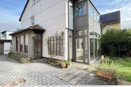 Für Eigennutzer und Anleger: Doppelhaushälfte mit 2 Whg. & Garage in der Nürnberger-Kettelersiedlung 7 zimmer