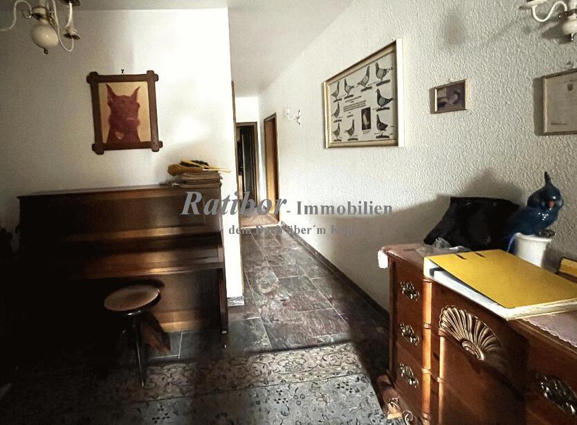 Sehr gepflegtes, geräumiges 3-Familienhaus mit 2 Doppelgaragen in begehrter Wohnlage in Roth OT 11 zimmer