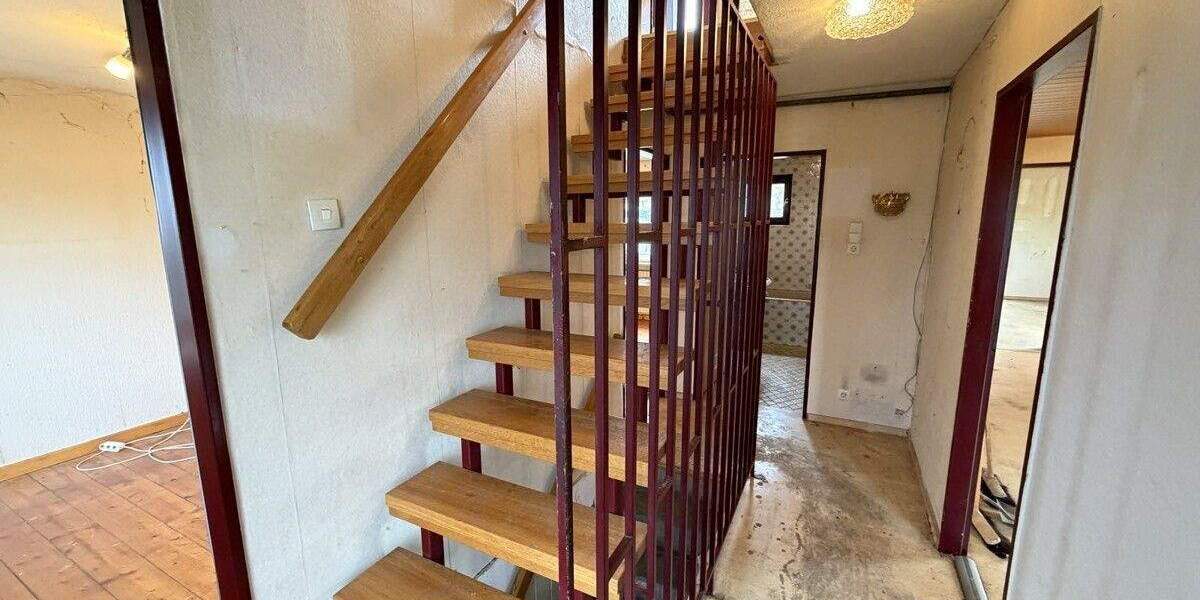 Sanierungsbedürftige Doppelhaushälfte mit 2 Garagen und großem Garten 5 zimmer