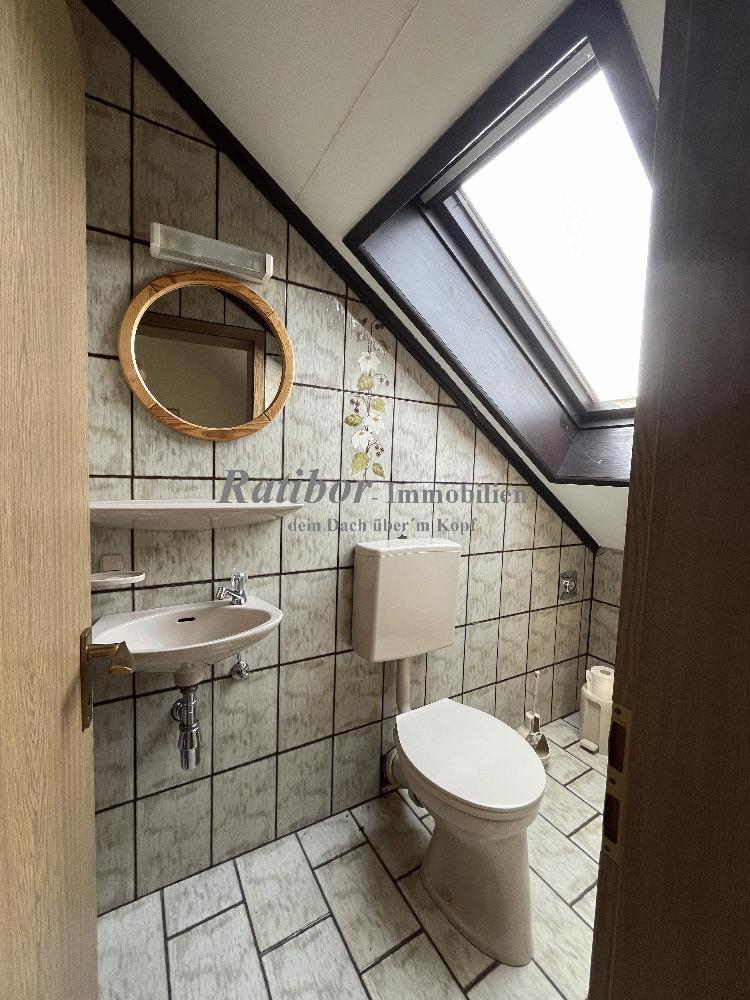 Sehr gepflegtes, geräumiges 3-Familienhaus mit 2 Doppelgaragen in begehrter Wohnlage in Roth OT 11 zimmer